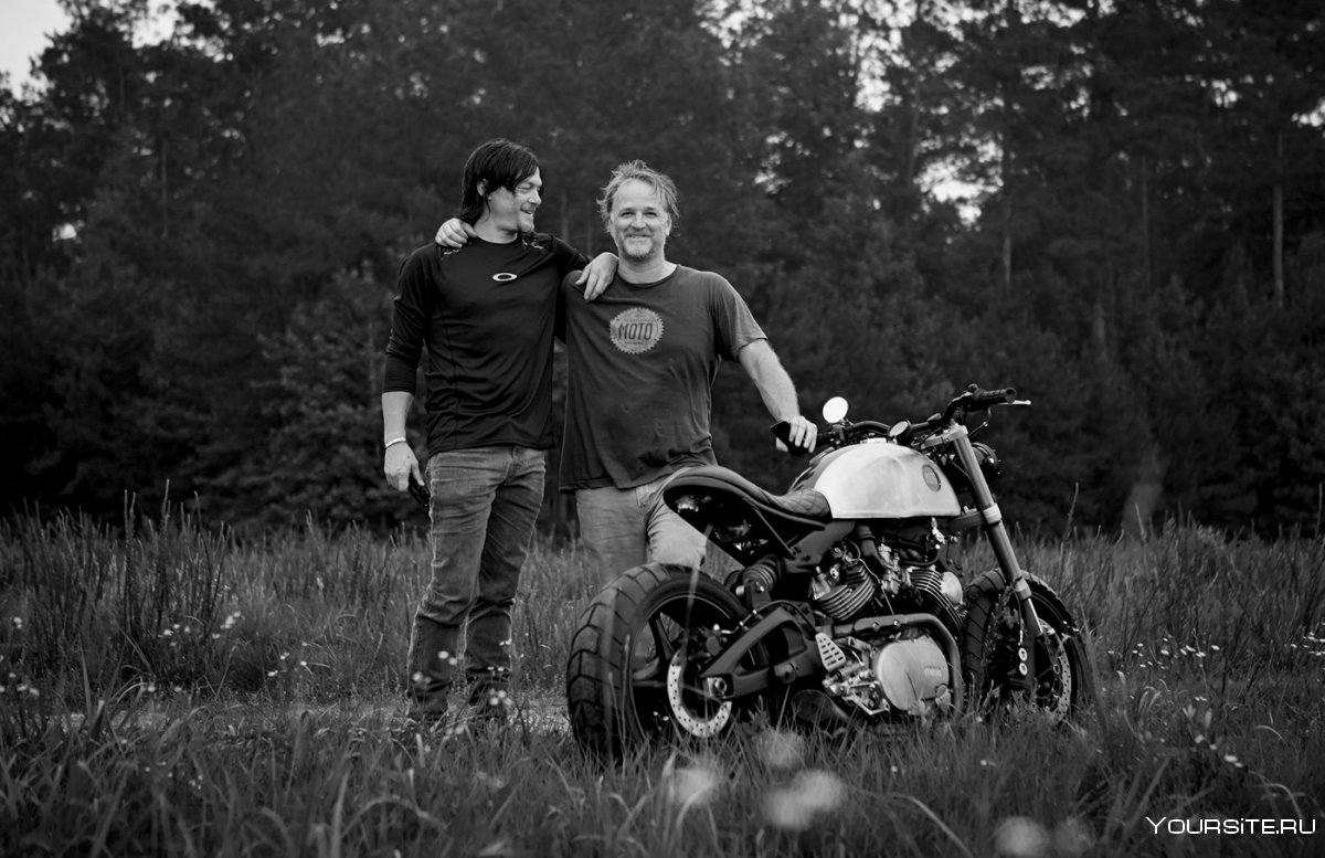 Норман Ридус фотосессии с мотоциклом