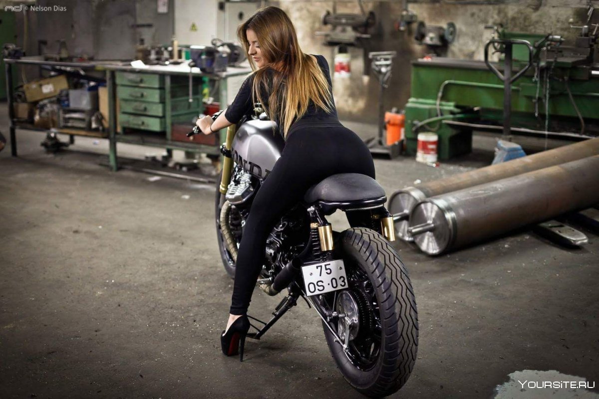 Фотосессия в гараже с мотоциклом