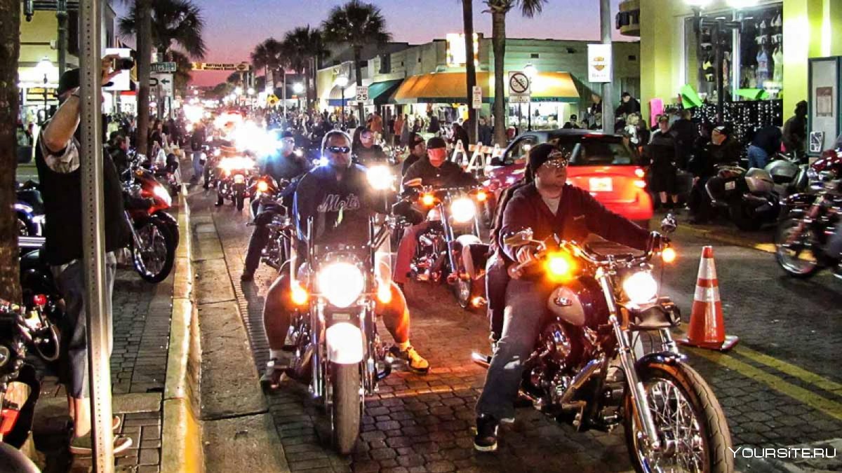 Байкеры Майами на кроссовых мотоциклах