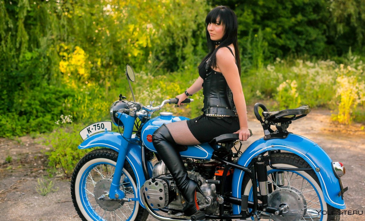 Красивые девушки на советских мотоциклах