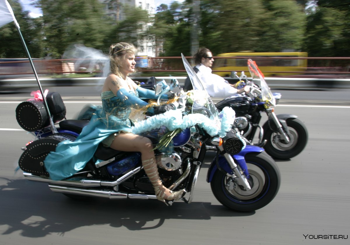 В платье на мотоцикле