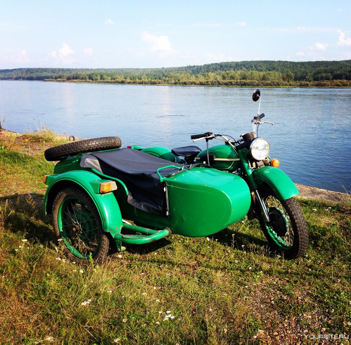 Женщина на мотоцикле Урал