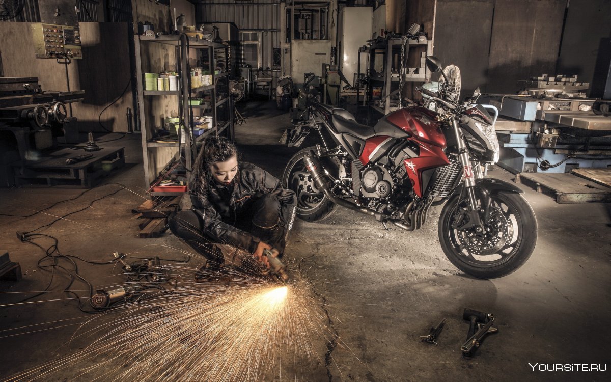 Разобранный мотоцикл в гараже