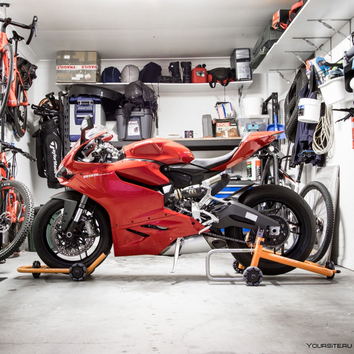 Старый мотоцикл в гараже