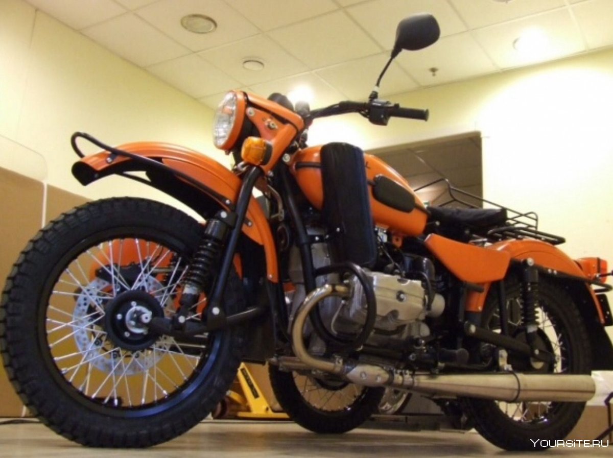 Мотоцикл Урал оранжевый
