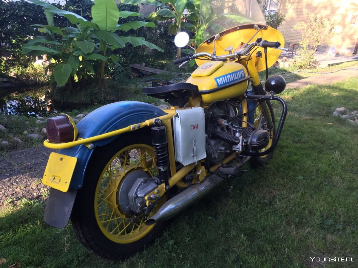 Желтый мотоцикл Днепр