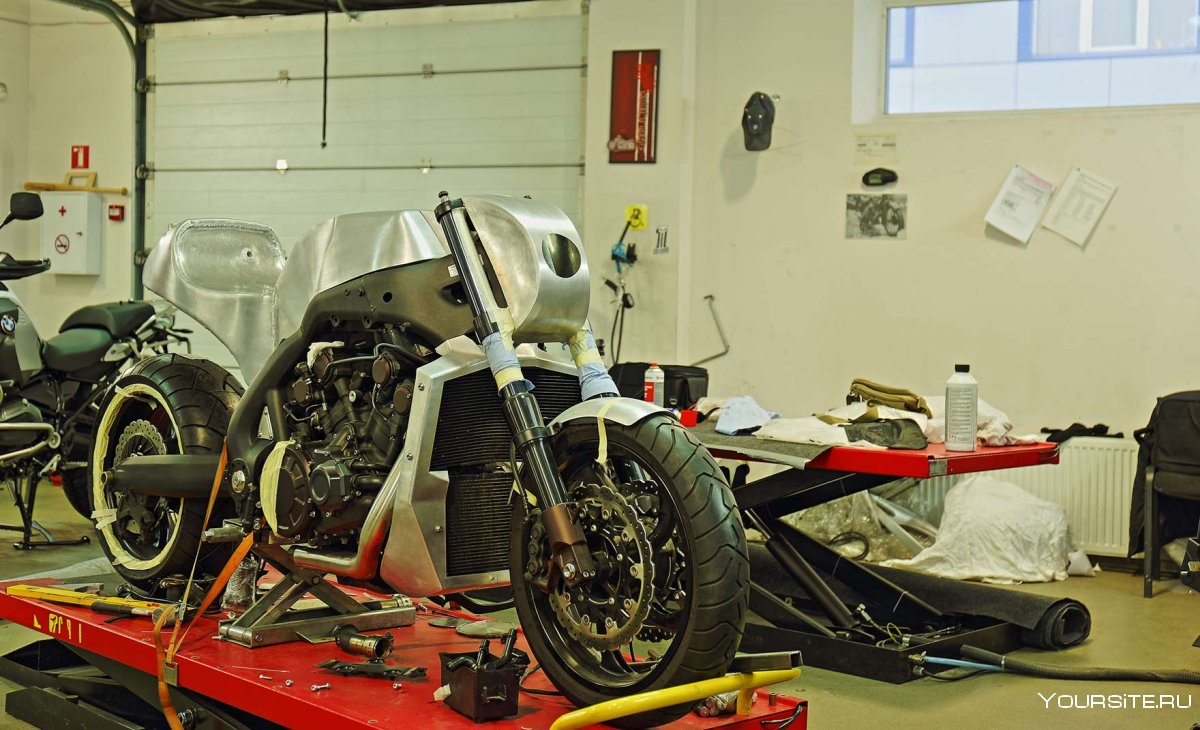 Сборка мотоцикла в гараже