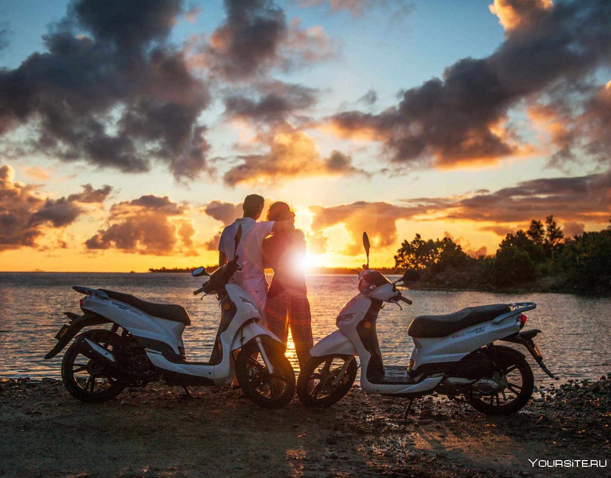 Мотоцикл на берегу моря