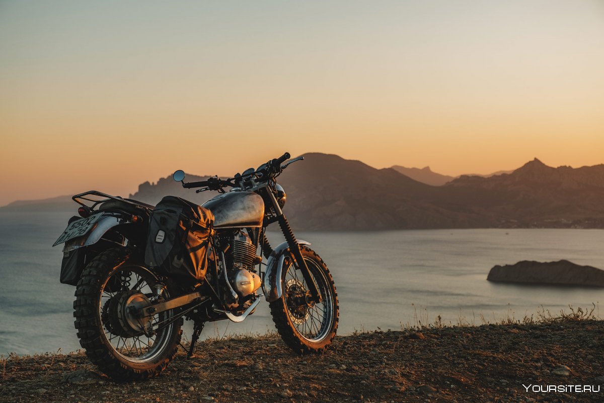 Мотоцикл на фоне гор