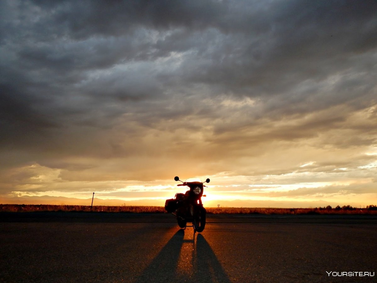 Мотоцикл на закате