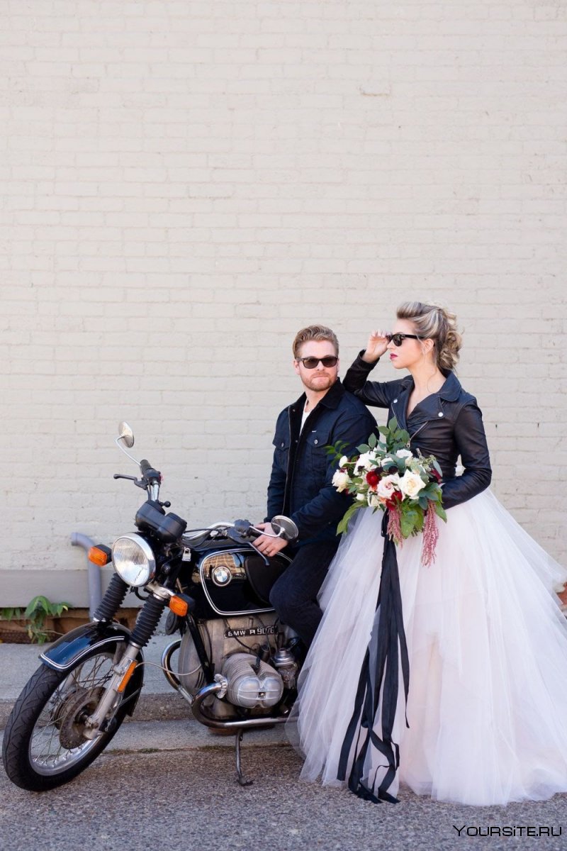 Жених и невеста на мотоцикле Питер
