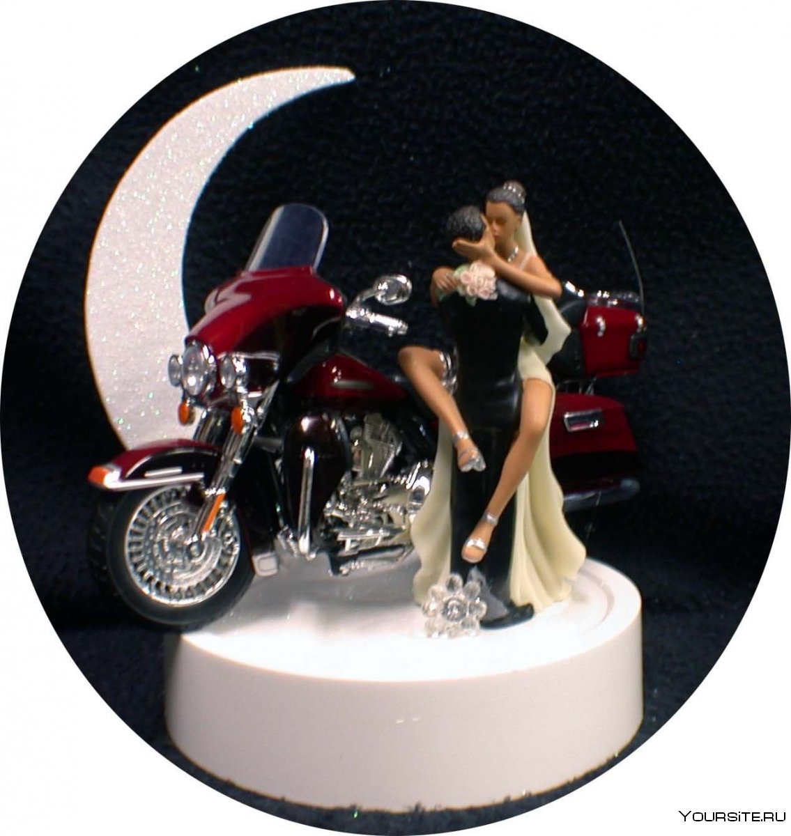 Свадебная фотосессия пары на мотоцикле
