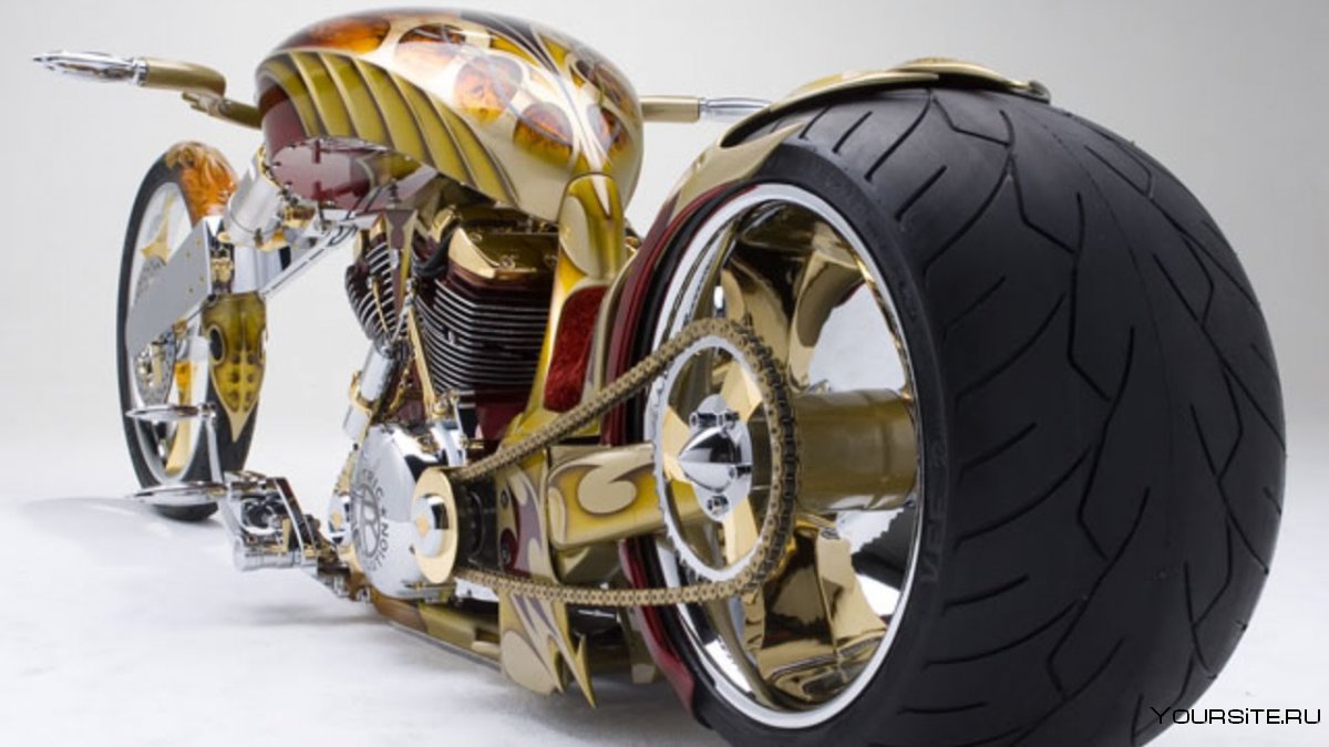 Бело золотой мотоцикл чоппер