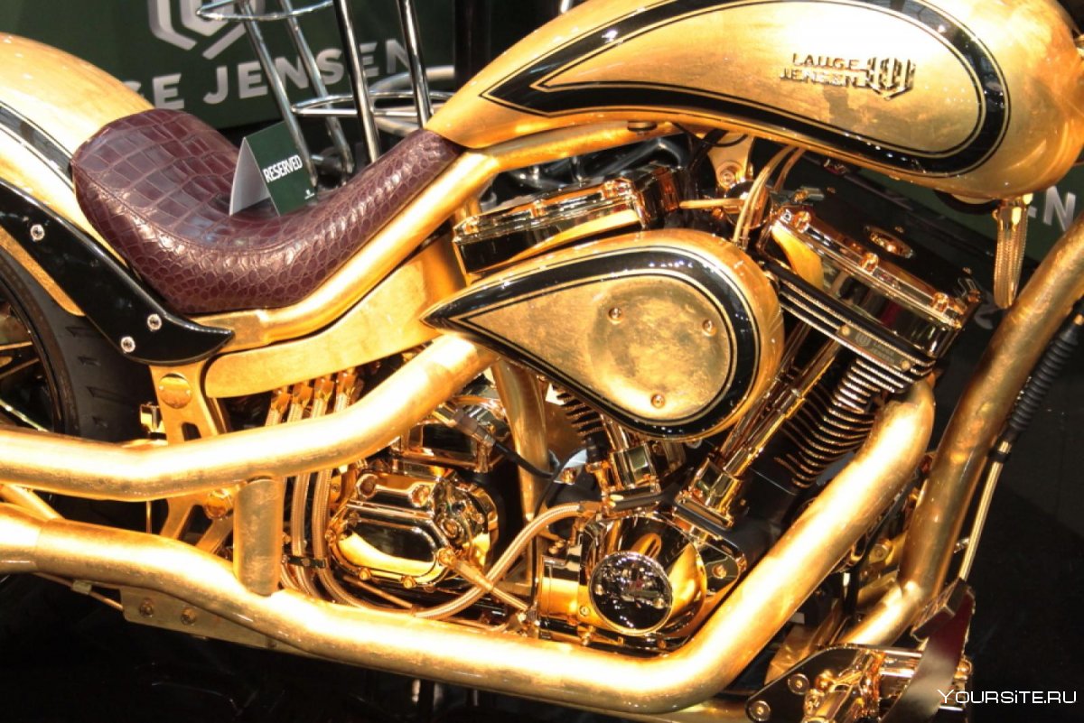 Мотоцикл в золотом цвете