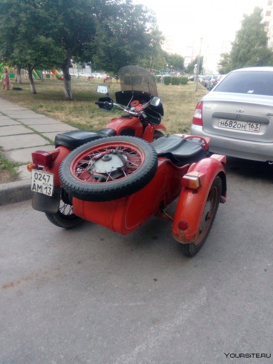Скоростной мотоцикл во дворе