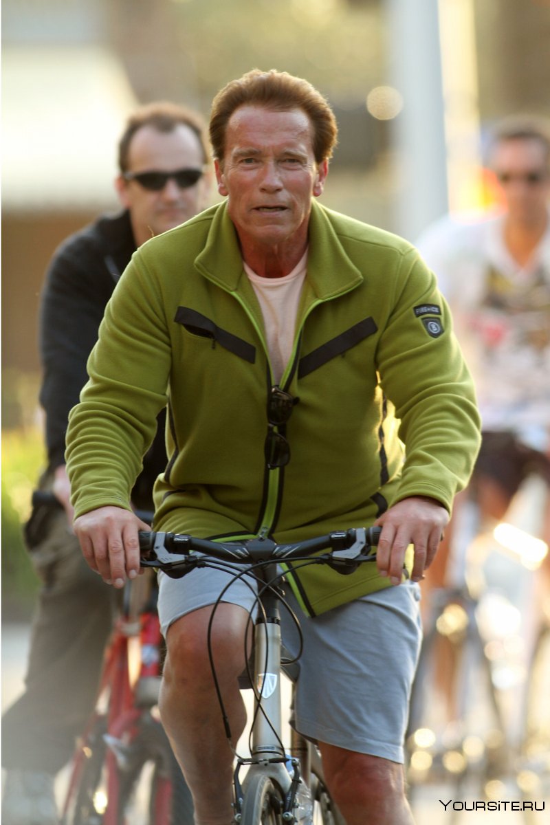 Арнольд Шварценеггер на велосипеде