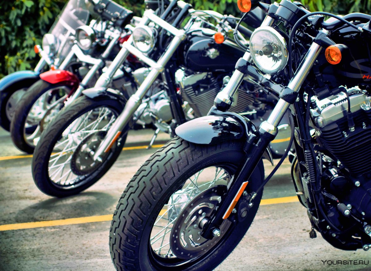 Мотоциклы в ряд