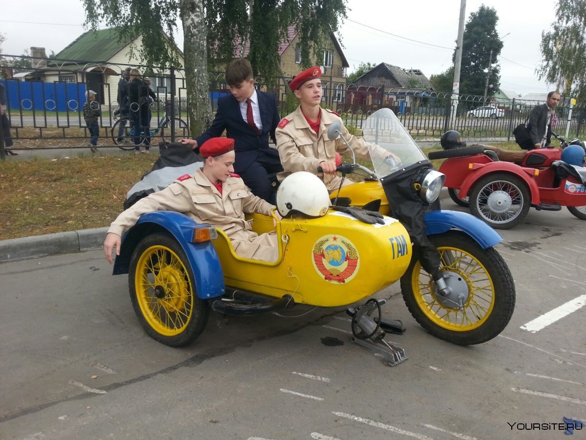 Выставка ретро машин и мотоциклов в Суздале
