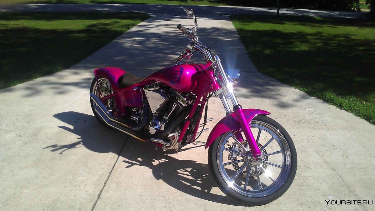 Чёрный с розовым мотоцикл чоппер