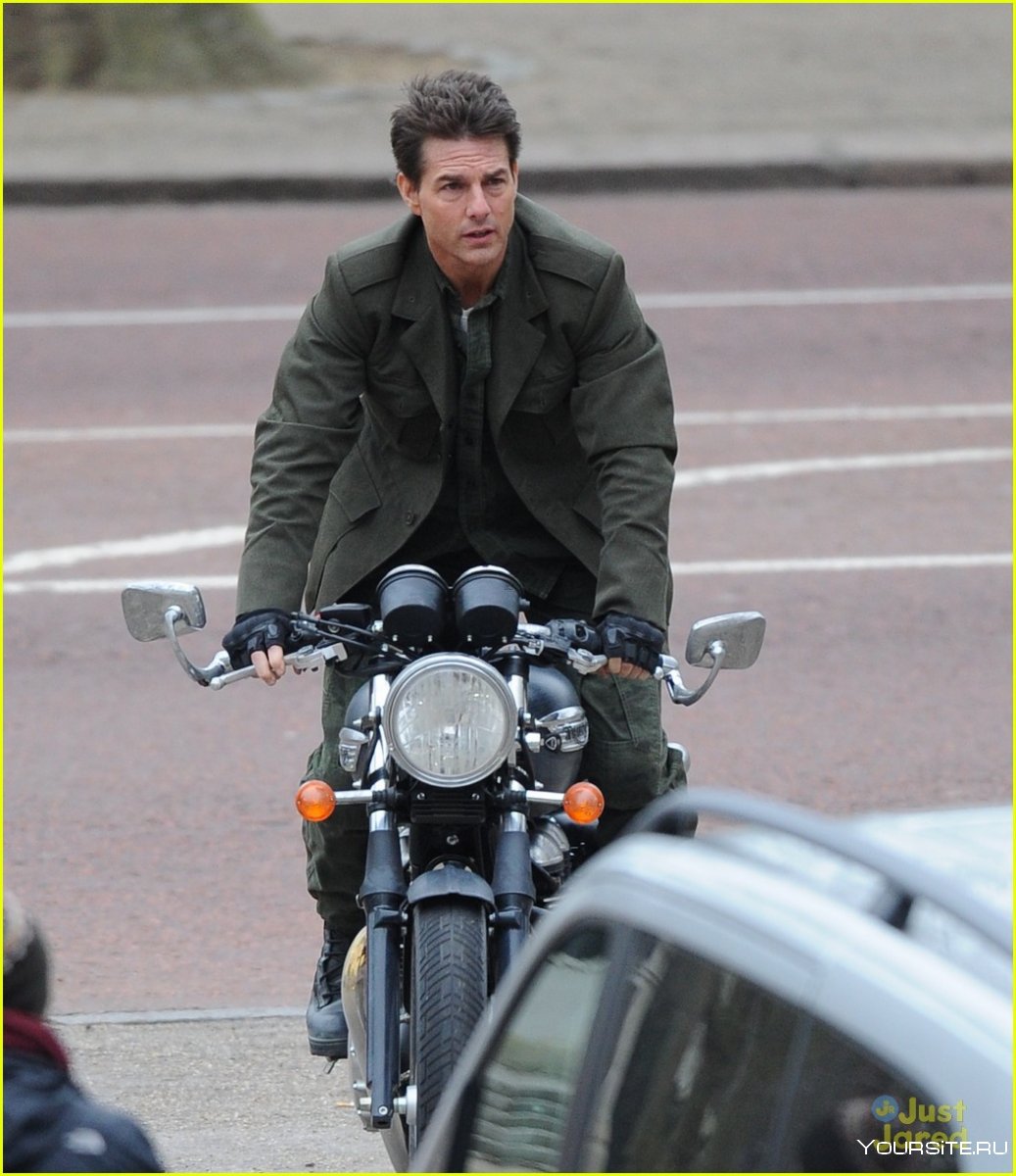 Том Круз на мотоцикле