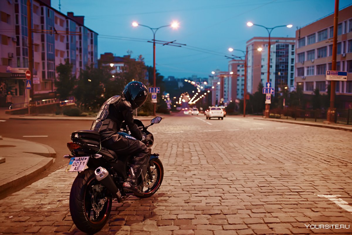 Мотоциклист в городе