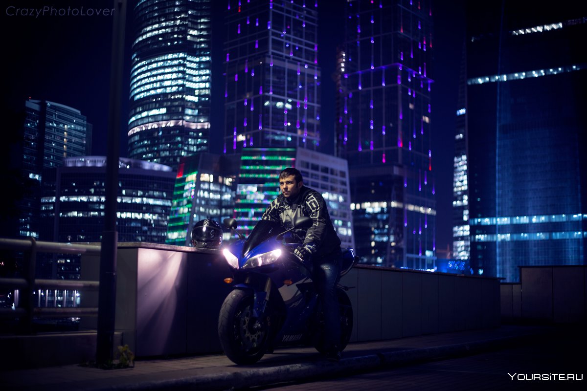 Мотоцикл в ночном городе