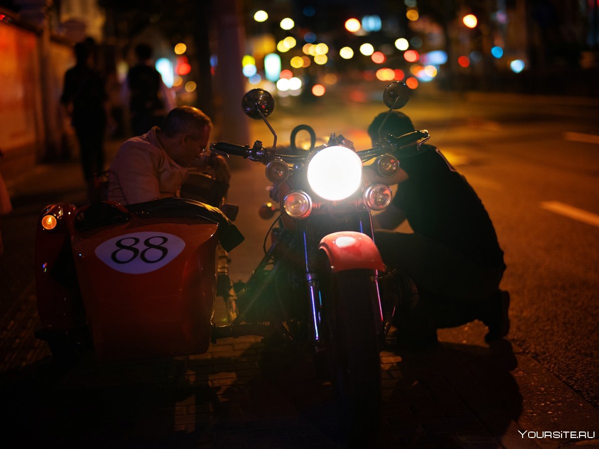 Фара мотоцикла ночью