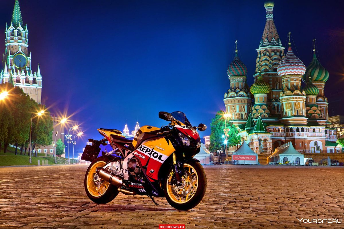 Мотоцикл на фоне города