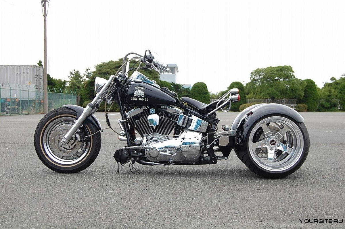 Трехколесные мотоциклы Харлей Дэвидсон «Трайки» на белом фоне