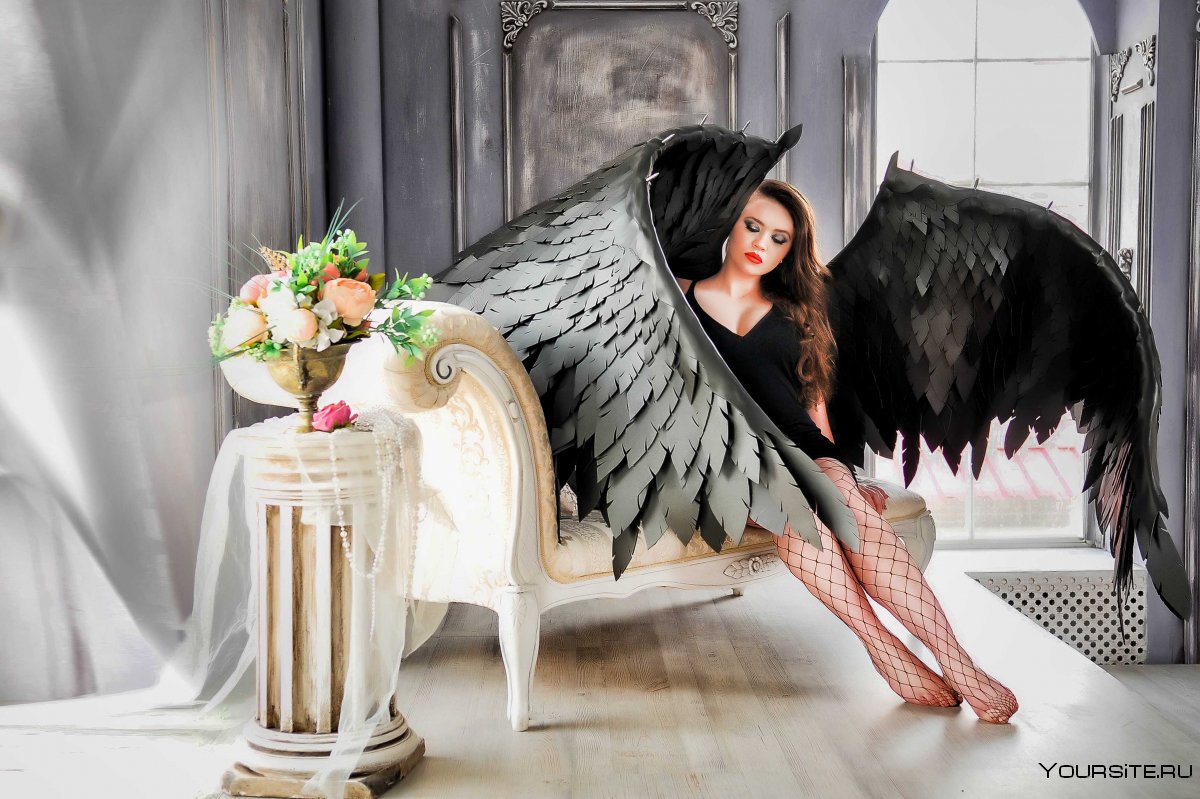 Красивые чёрные Крылья ангела