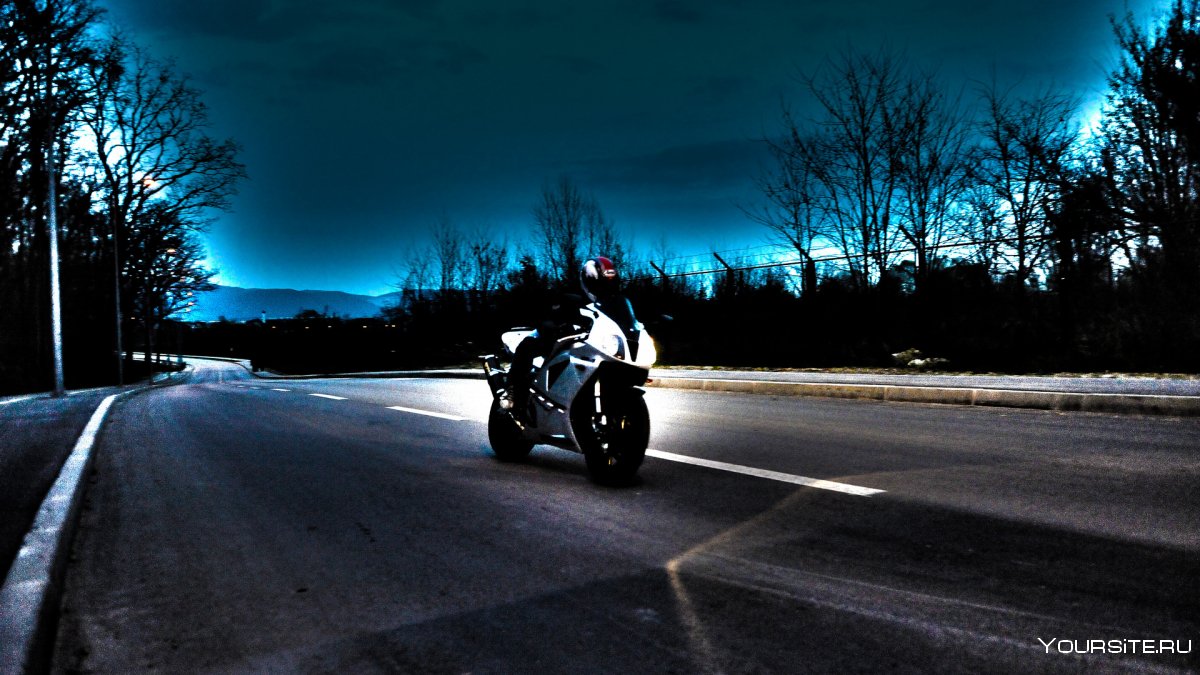 Мотоцикл в ночном городе