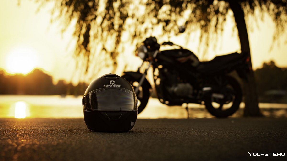 Шлем для мотоцикла на красивом фоне