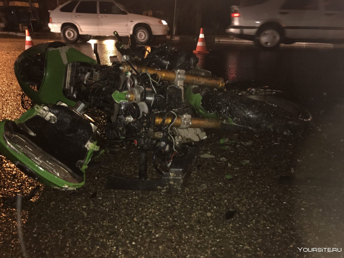 Аварий зеленый мотоцикл нлчтю