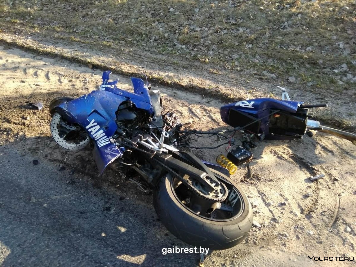 Мотоцикл лежит на дороге