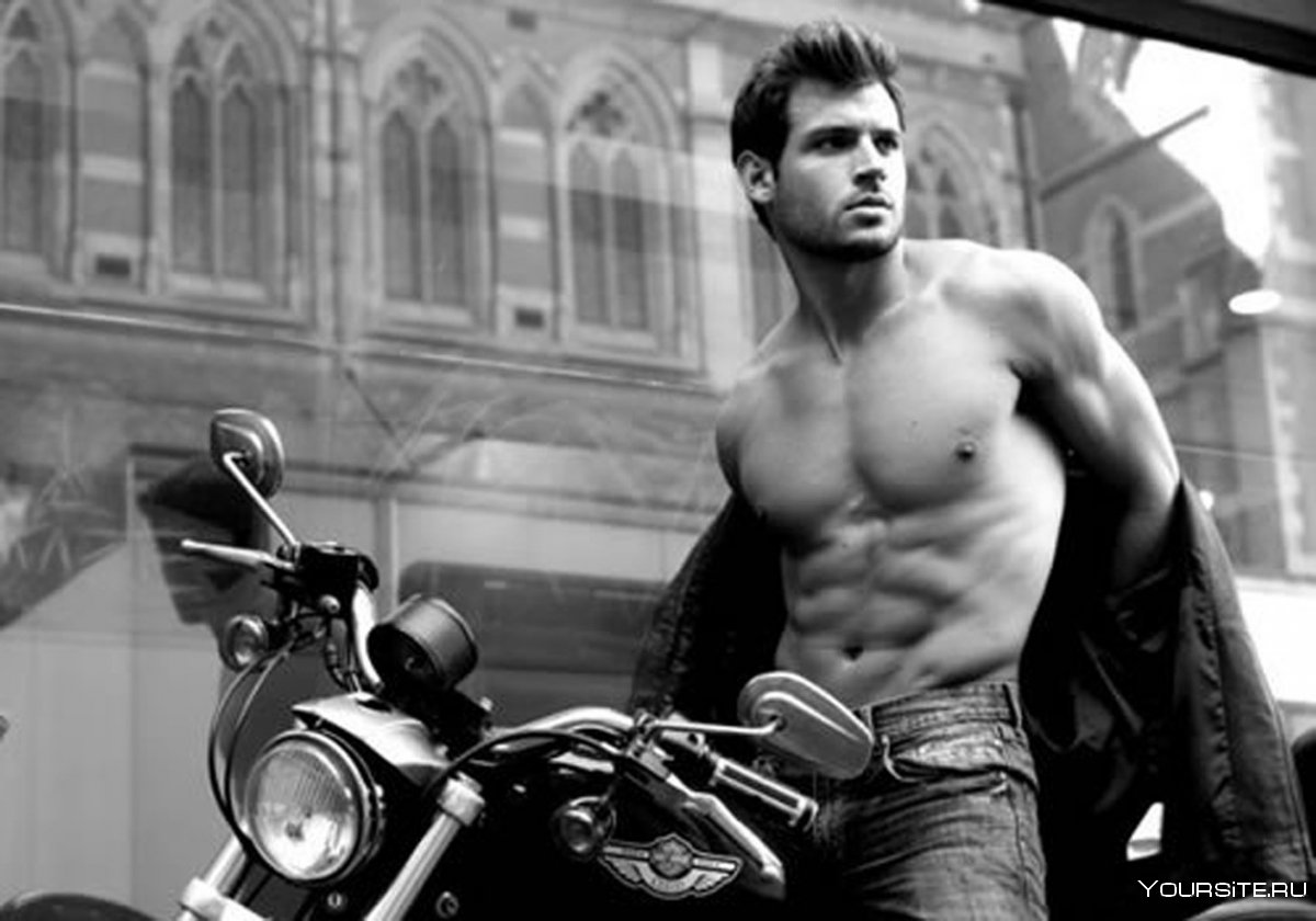 Фитнес модели мужчины на мотоцикле