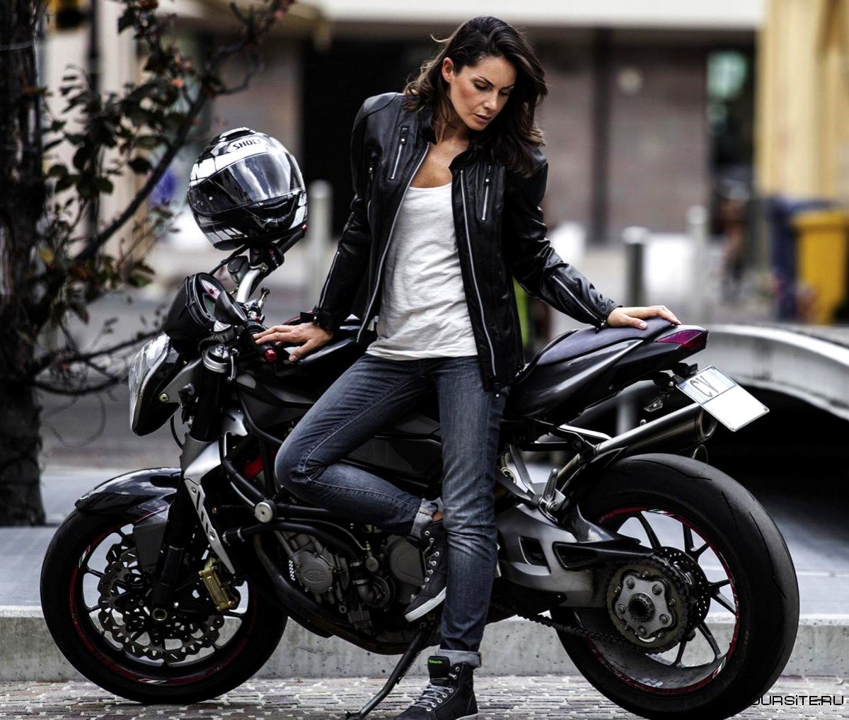 Девушка в Кожанке на мотоцикле