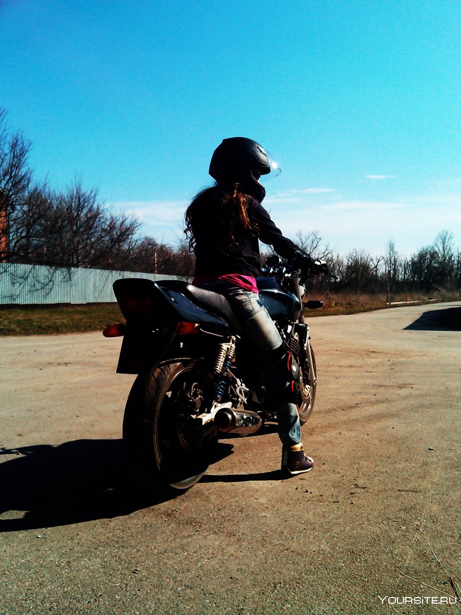 Девушка на мотоцикле без лица