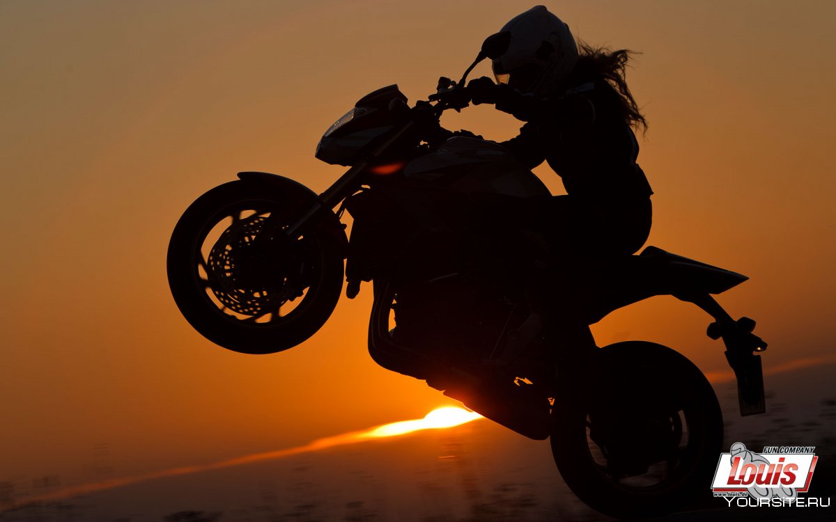 Девушка на мотоцикле закат