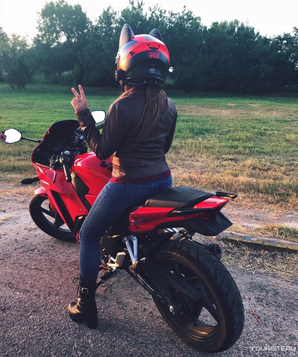 Девушка с парнем на мотоцикле в шлеме