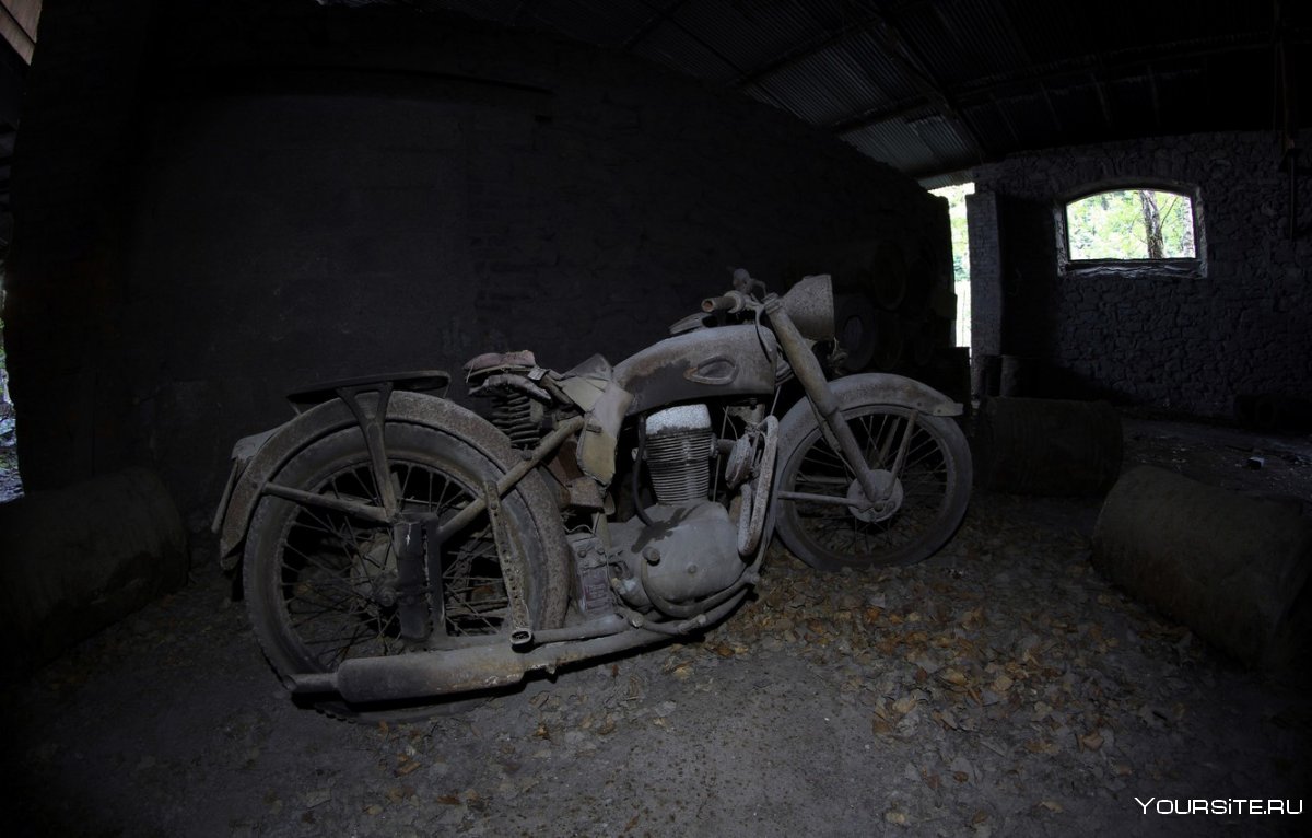 Советские мотоциклы в подвале.