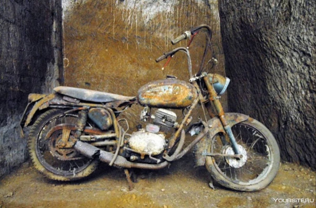 Ржавый мотоцикл ИЖ