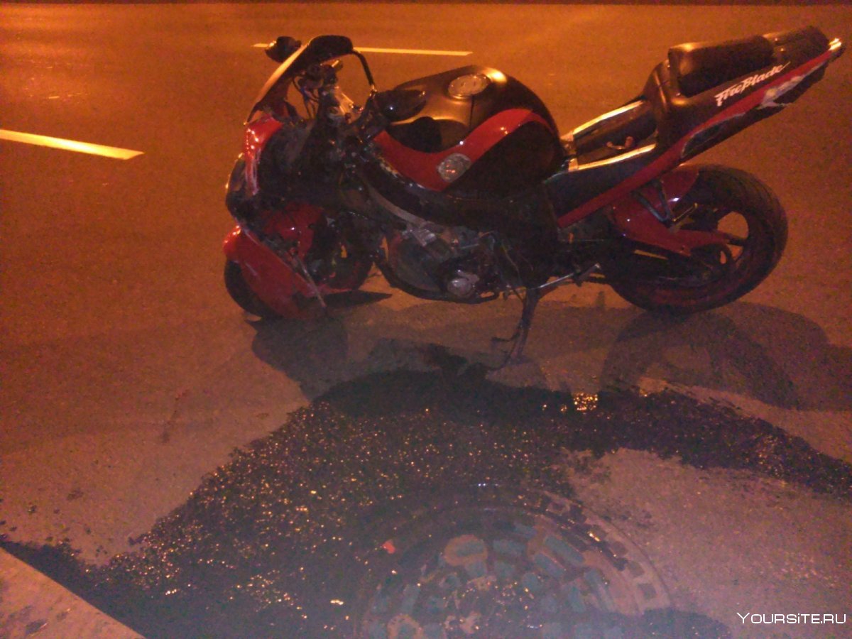 Разбитый мотоцикл на месте происшествия