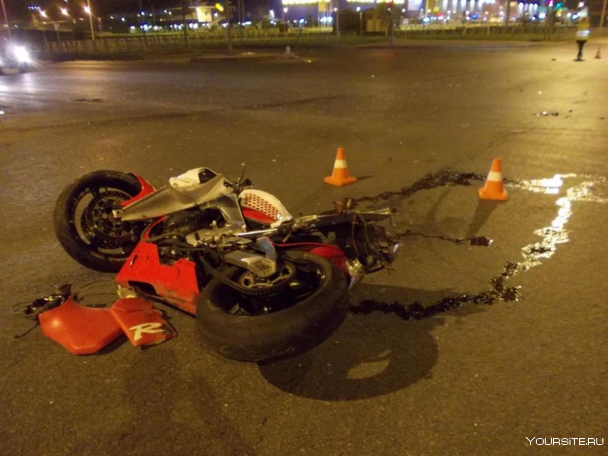 Разбитый красный мотоцикл