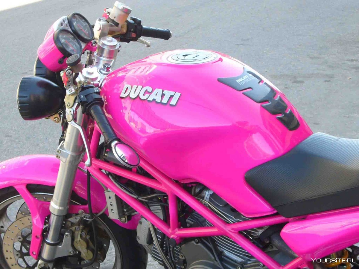 Спортивный мотоцикл с розовыми колесами