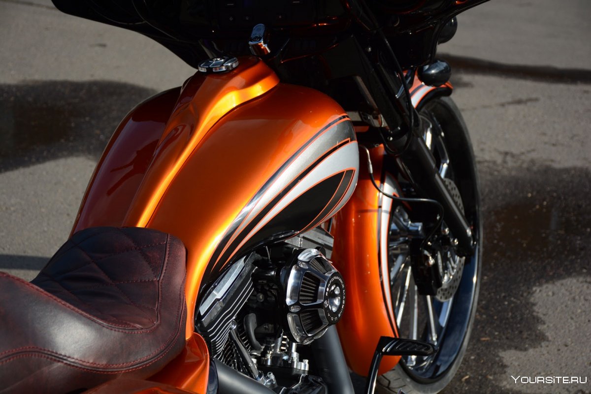 Огненно-оранжевый мотоцикл