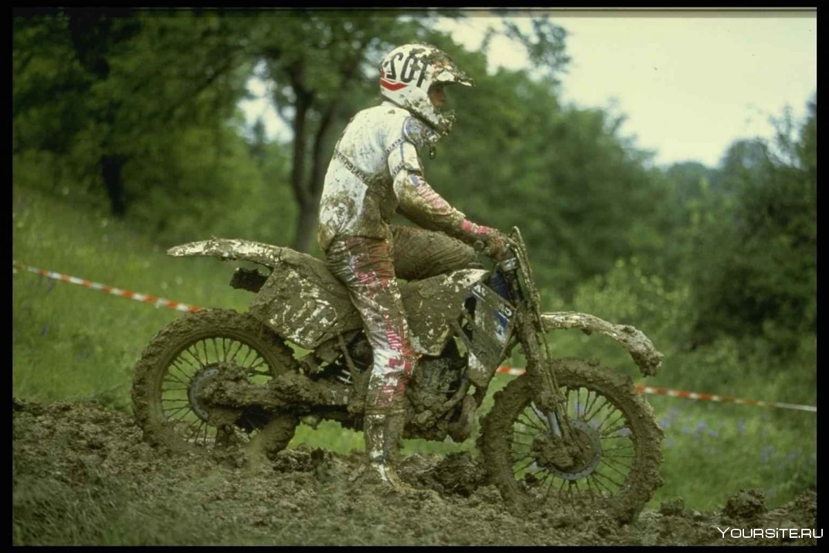Кроссовый мотоцикл по грязи