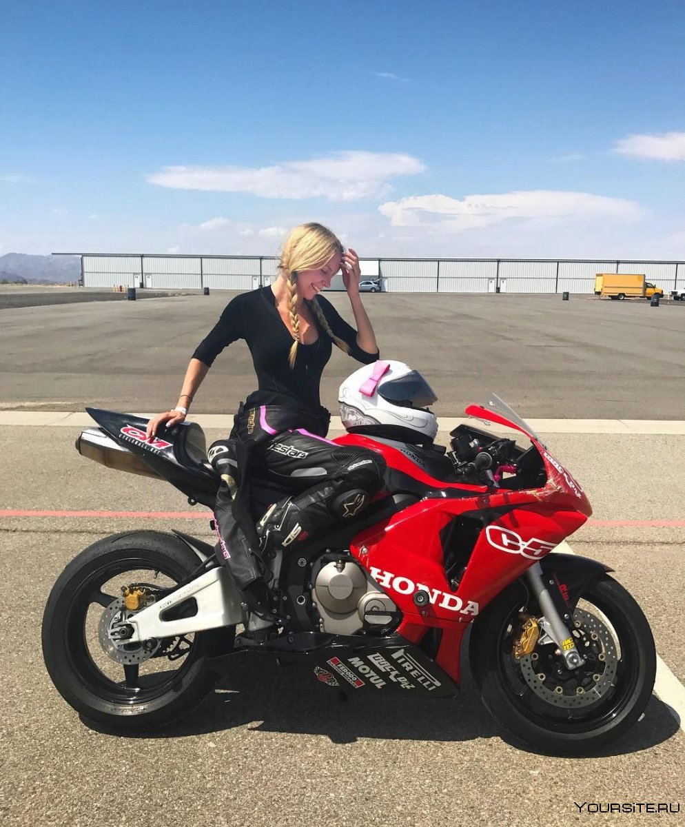 Блондинка за рулем мотоцикла