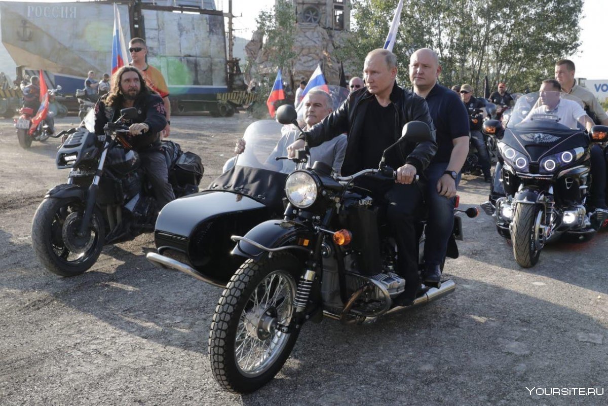 Путин на мотоцикле с ночными волками в Крыму