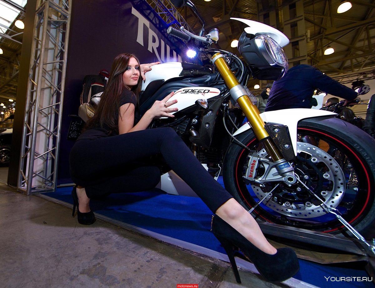 Модель на мотоцикле выставка
