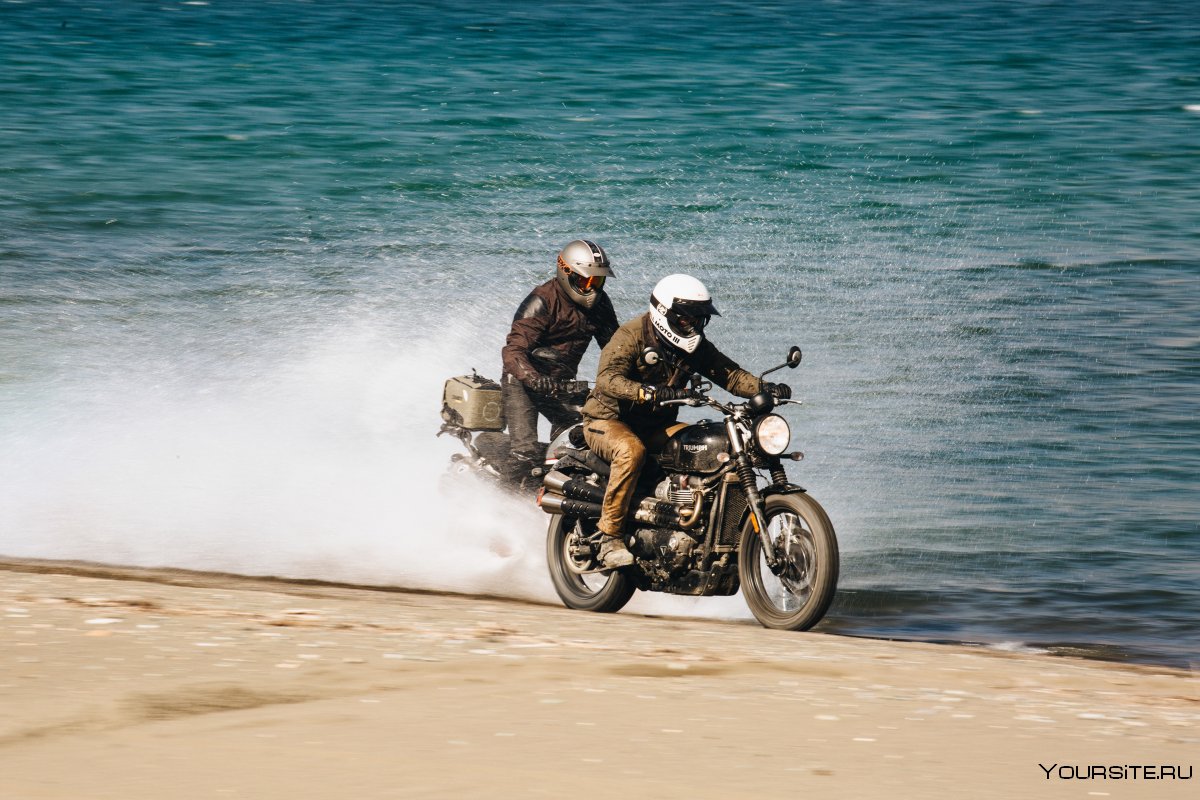 На мотоцикле вдоль моря